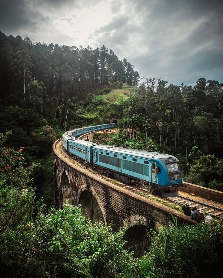 Blue train crossing the Nine Arch Bridge near Ella